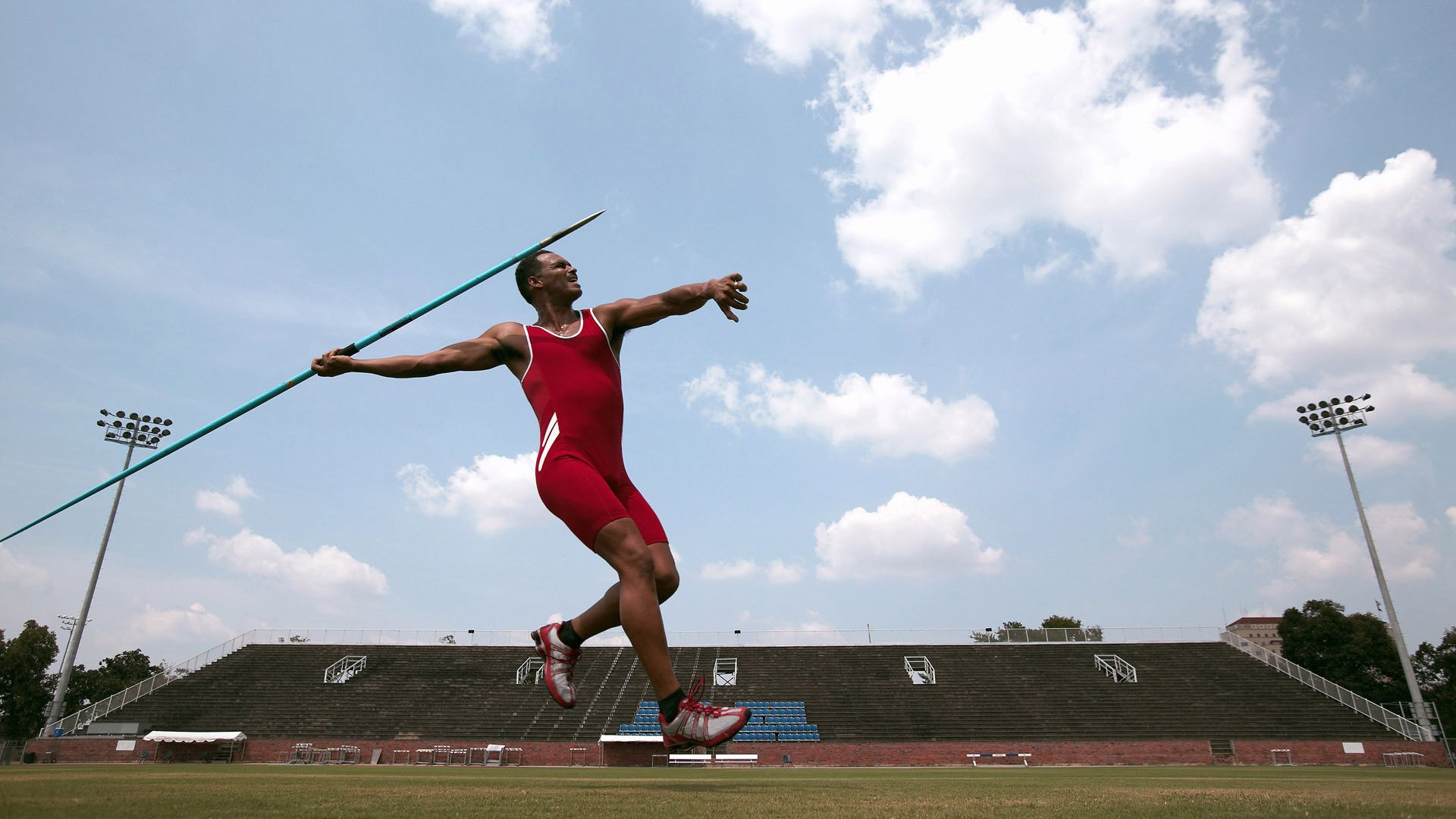 NBA季后赛激战正酣，东西部豪强争夺总决赛门票